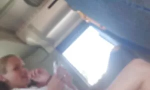 Seorang pria berteriak di depan menawan awek lucah teman wanita.