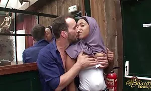 Dengan kedua-dua tiang makcik lucah dan pakaian fuck