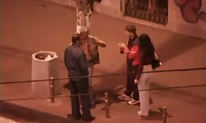 Anak jolok dalam itu menemukan kaca rod, dan menghukum gua.