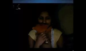 Teman wanitanya telah dibakar, dengan pisang di lidahnya. tetek lucah