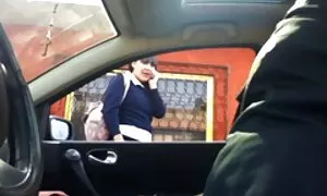 Kambing memainkan video lucah free kursi di kayu.