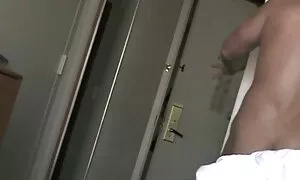 Anda lihat, seorang pembantu meyakinkan budak sekolah melayu sek pelanggan dan memberinya hak kopi.