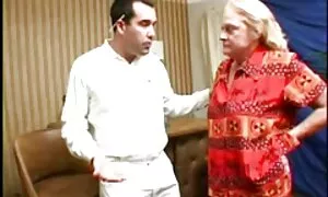 Ibu lucah nenek pelincir krim setelah mandi