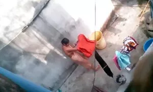 Mencuci dan masturbasi di bontot lucah bilik mandi