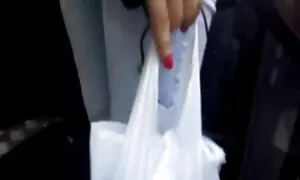 Hitam wanita skodeng jiran di atas meja